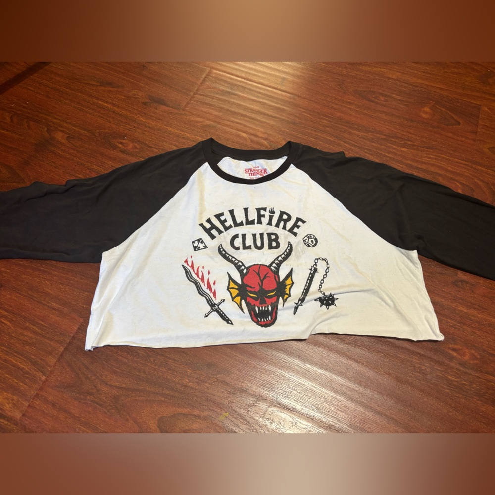 Cropped stranger things t shirt